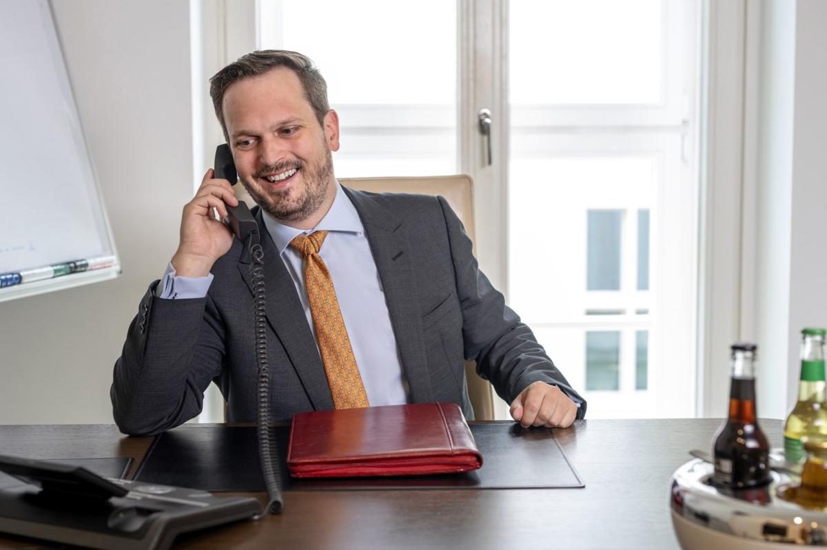 Ein Mann erklärt begeistert am Telefon seine Dating-Geschichte.