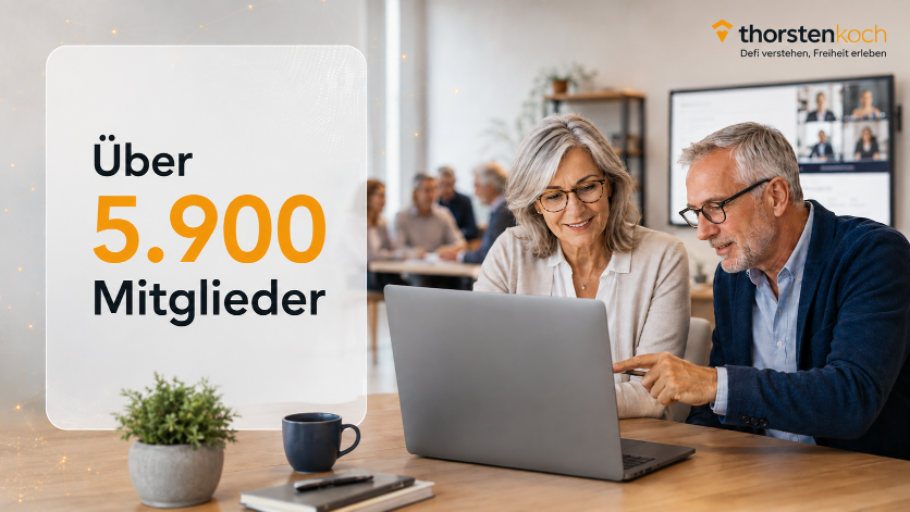 Zwei Mitglieder der Defi Academy schauen auf einen Laptop und diskutieren.