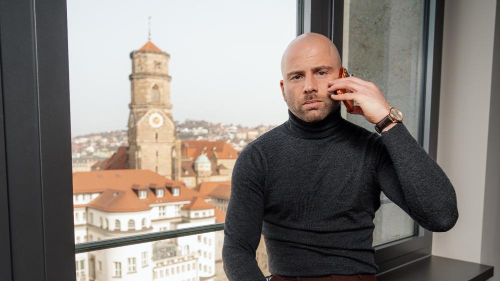 Mann im Büro führt ein Telefonat zur Kaltakquise ohne Angst.