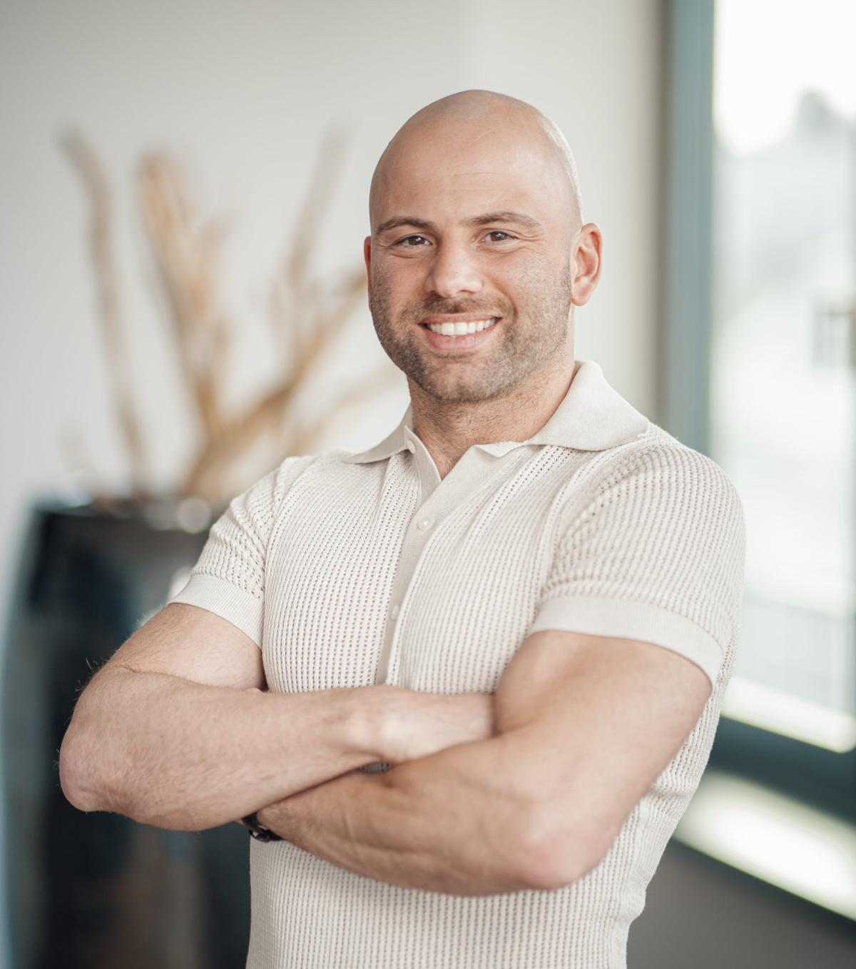 Mann mit verschränkten Armen präsentiert die Leadsium-Methode im B2B-Sales-Recruiting.