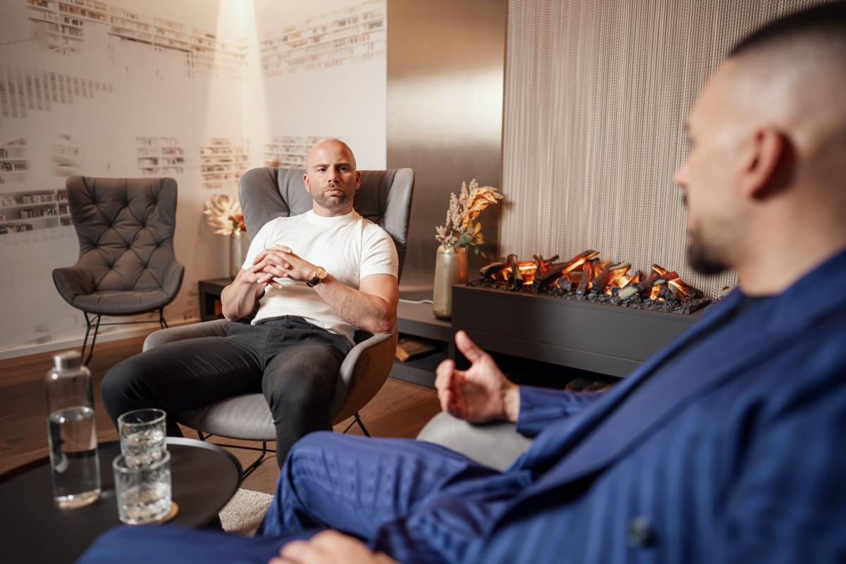 Interview-Sitzung im B2B-Sales Podcast mit zwei Gesprächspartnern.