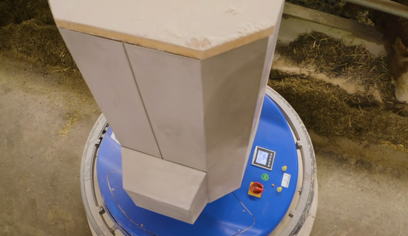 Der Stallboy Feed übernimmt das Anschieben für den Landwirt vollautomatisch und autonom.