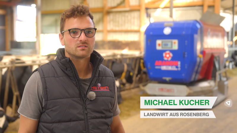 Michael Kucher erklärt die Vorteile von Futtermischwagen und Fütterungsrobotern.