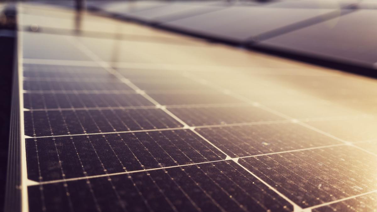 Nahaufnahme einer Photovoltaikanlage auf einem Dach mit Solarzellen.