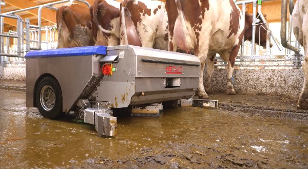 Der AVENGER Pickup kümmert sich um den Mist und säubert die Laufflächen von allein.