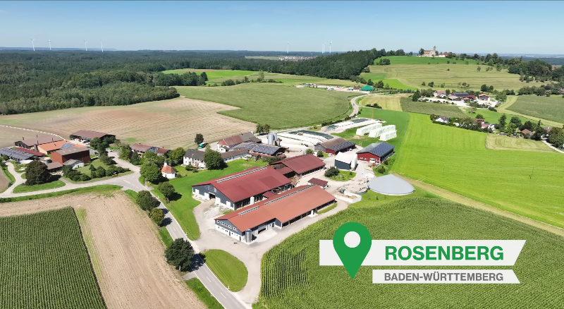 Luftaufnahme einer Farm in Rosenberg, die Fütterungsroboter mit Eigenstrom nutzt.