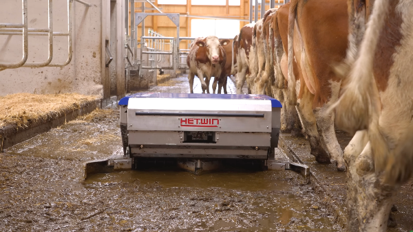 Automatisches Ausmisten: Der Hetwin Avenger Pickup bei der Arbeit.