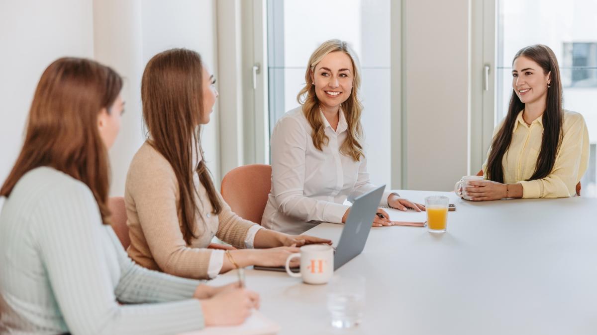 Frauen sind deutlich häufiger betroffen. Sie erkranken etwa zehnmal so oft an Hashimoto wie Männer.