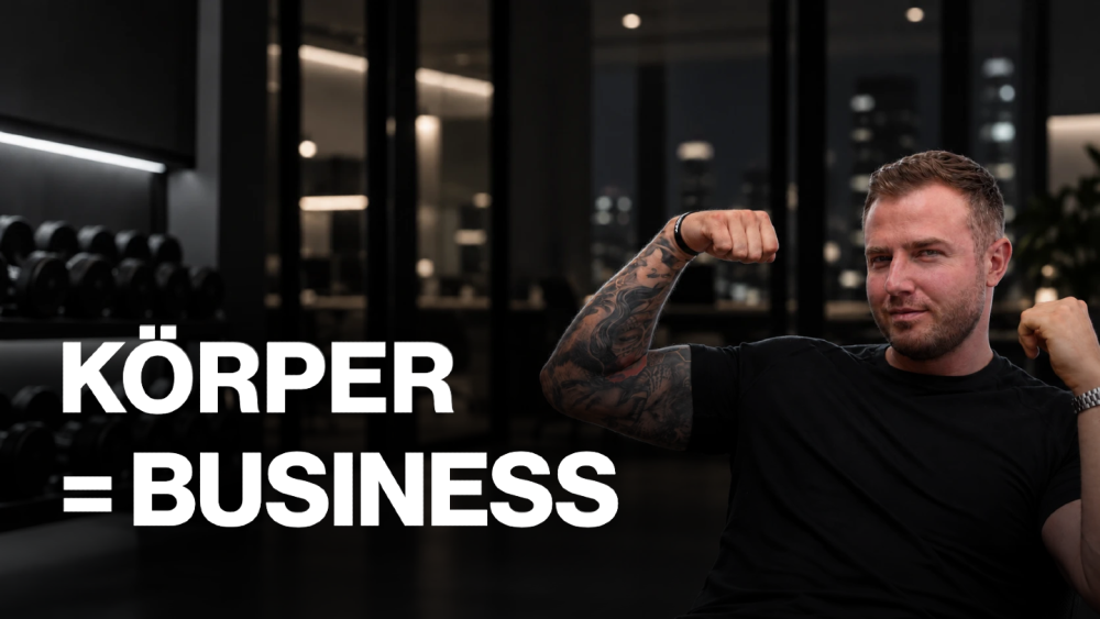 Personal Trainer für Unternehmer: Ein Mann im schwarzen Shirt zeigt seine Muskeln in einem modernen Fitnessstudio.