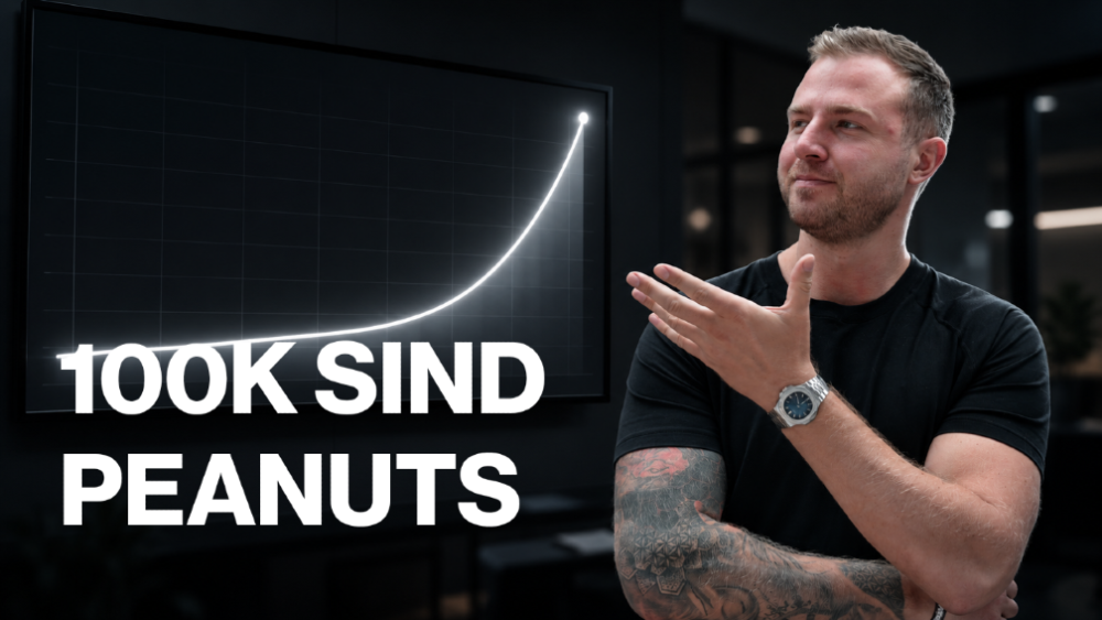 Ein Unternehmer zeigt auf einen stark ansteigenden Graphen neben der Aussage „100K sind Peanuts“ – passend zum Thema Business skalieren.