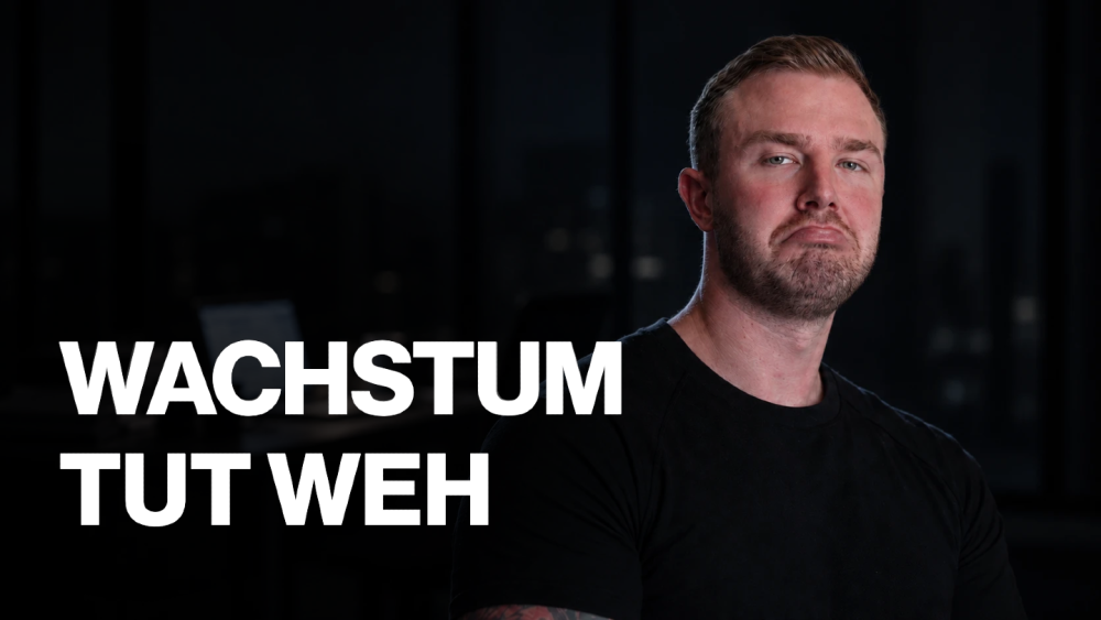 Ein Mann im schwarzen Shirt steht vor dunklem Hintergrund neben der Aufschrift „Wachstum tut weh“ – passend zum Unternehmer Alltag.