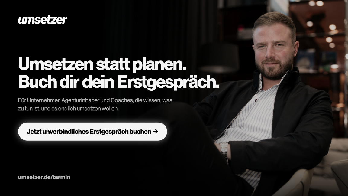 Ein Unternehmer sitzt nachdenklich im Gespräch – passend zum Thema Selbstsabotage Selbstständiger.