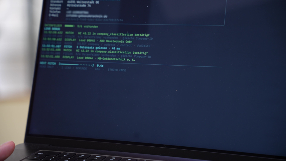 Ein Laptop-Display zeigt Code und Daten zur Kaltakquise Effizienz.