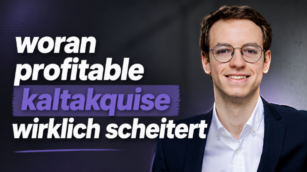 Junger Mann mit Brille lächelt vor dunklem Hintergrund, Thema: kaltakquise wirklich scheitert.