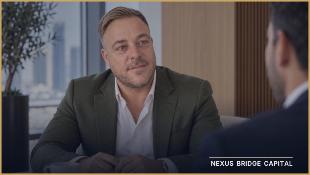 Ein Finanzierungsberater in Dubai erklärt seine Dienstleistungen.