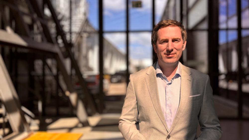 Dr. Alexander Nichau, der Gründer und CEO von Niologic: Mistral oder ChatGPT?