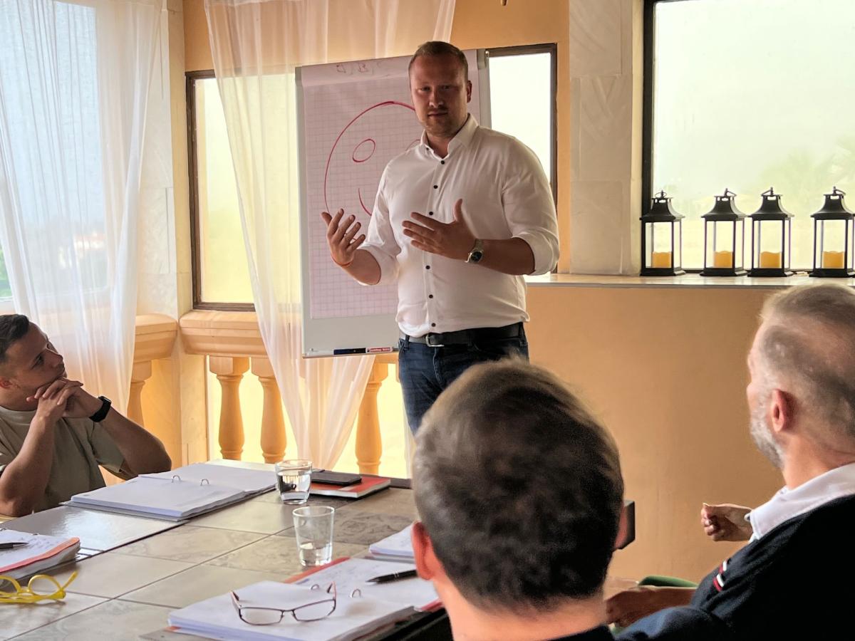 Ein Trainer erläutert Methoden für Krisenstab-Training in einem Seminar.
