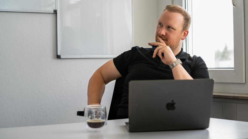 Mann überlegt nachdenklich während eines Krisenstab-Trainings.