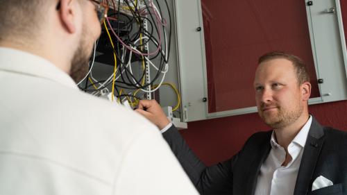 Julian Faller im Gespräch vor der IT-Notfallübung