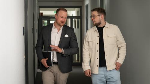 Julian Faller auf dem Weg mit einem Geschäftsführer zu einer Krisenübung