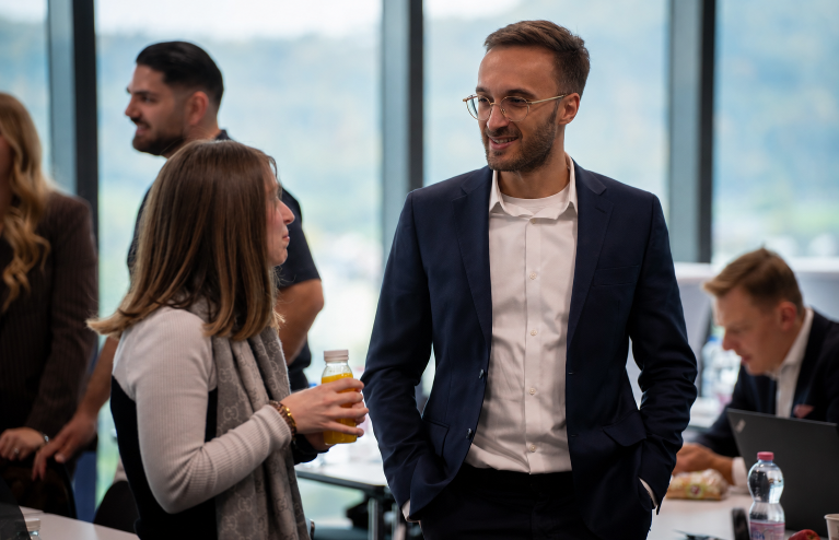 Zwei Personen diskutieren während einer Konferenz über die Amazon PPC Strategie.