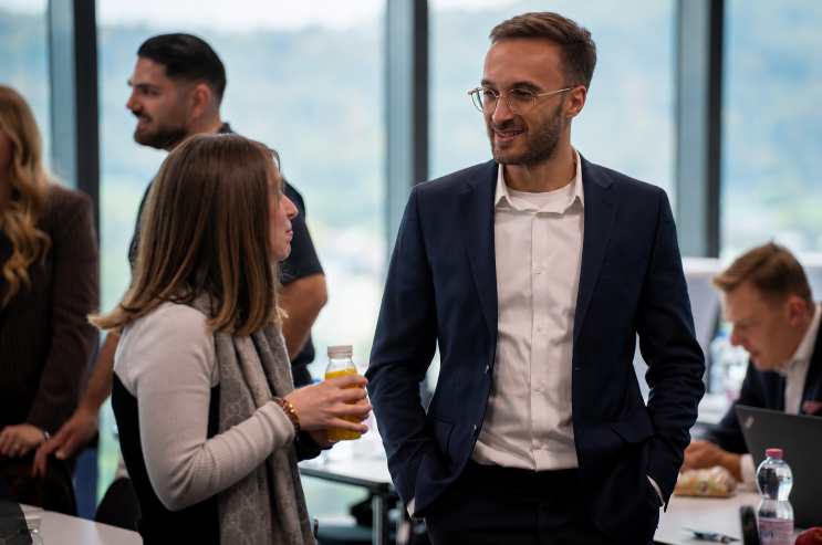 Networking bei einem Event über Amazon FBA USA mit professionellen Teilnehmern.
