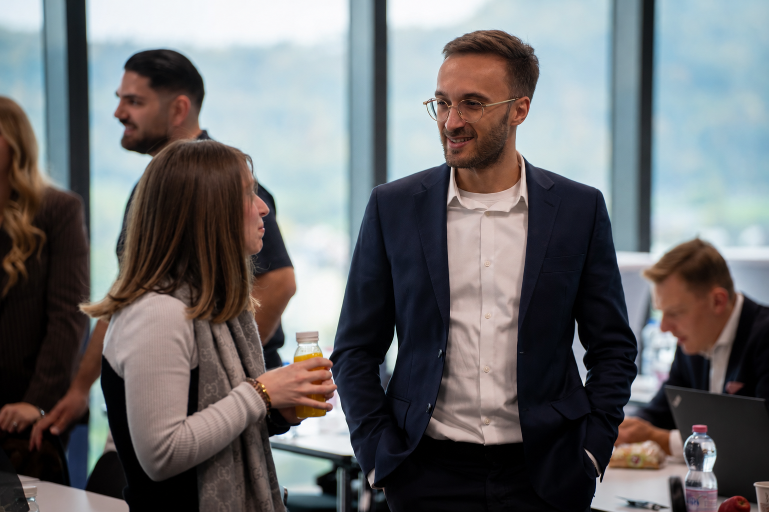 Netzwerk-Event mit Gesprächen über Amazon FBA in der Schweiz.
