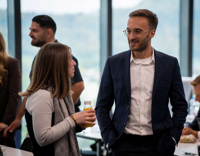 Zwei Personen im Gespräch bei einem Amazon FBA Business Meeting.