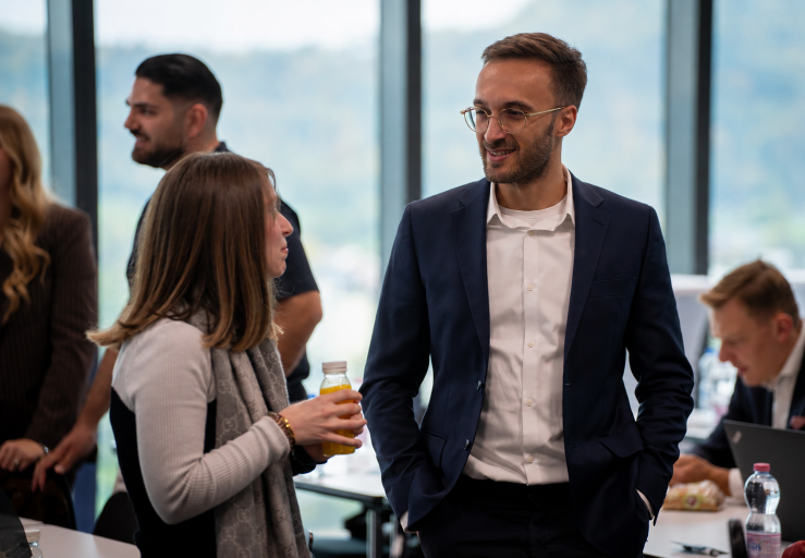 Professionelles Netzwerken in einem Büro zur E-Commerce Channel-Strategie.