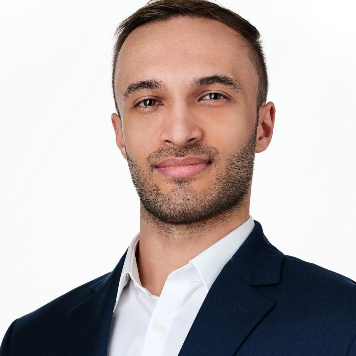 Professioneller Mann im Anzug zeigt, wie man ein Amazon Listing optimieren kann.