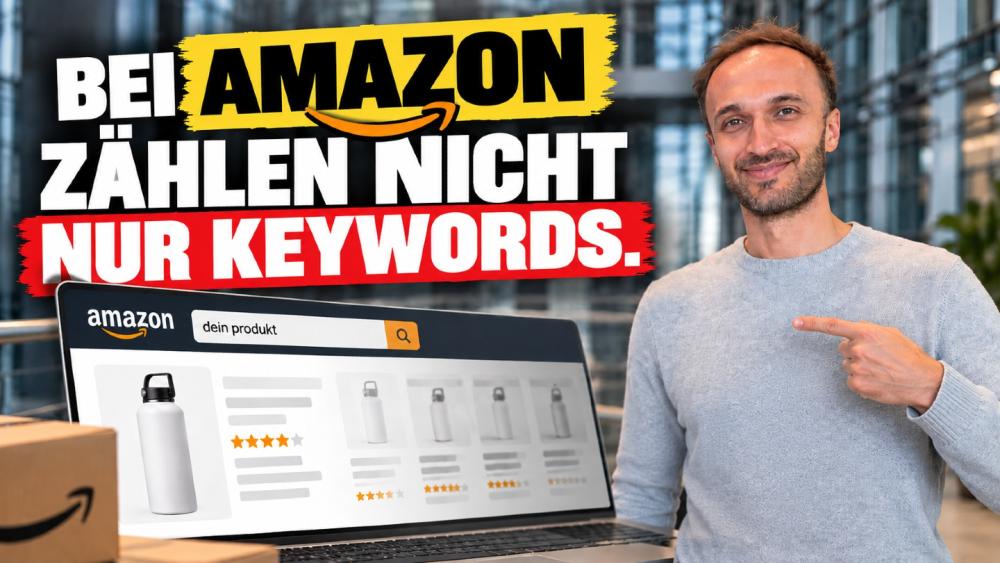 Ein Mann zeigt auf eine Amazon-Produktseite und erklärt, dass bei Amazon SEO mehr zählt als nur Keywords.