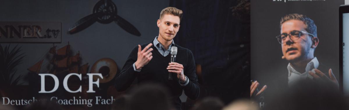 Daniel Hoppmann spricht über die Bedeutung von Video-Testimonials im Marketing.