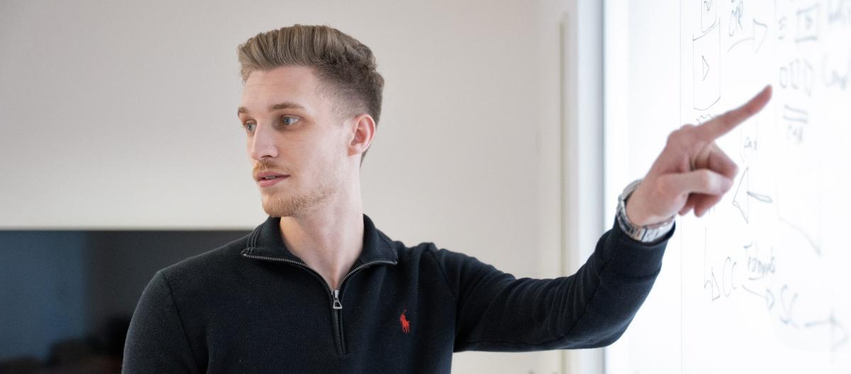 Daniel Hoppmann erklärt die Vorteile von Video-Testimonials im Marketing.