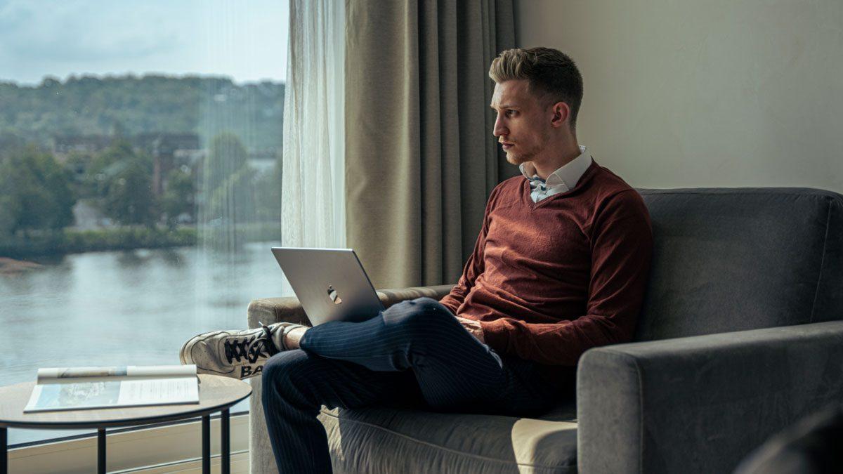 Daniel Hoppmann arbeitet am Laptop und spricht über Video-Testimonials.