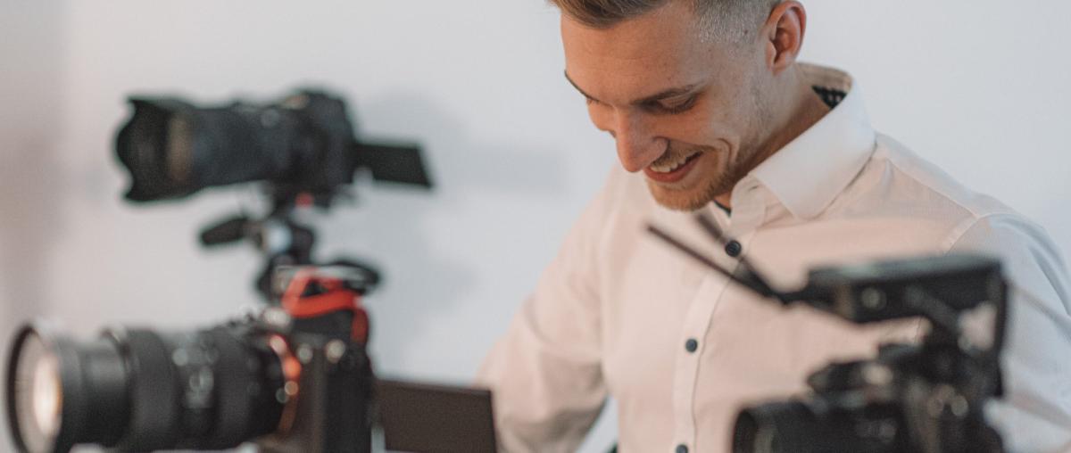 Ein Kameramann bei der Arbeit an Video-Testimonials.