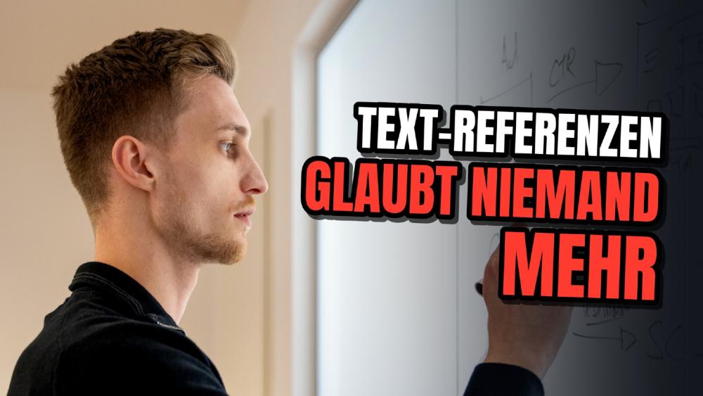 Ein Mensch schreibt mit einem Stift auf eine Tafel, während das Motto "Text-Referenzen glaubt niemand mehr" zu sehen ist.