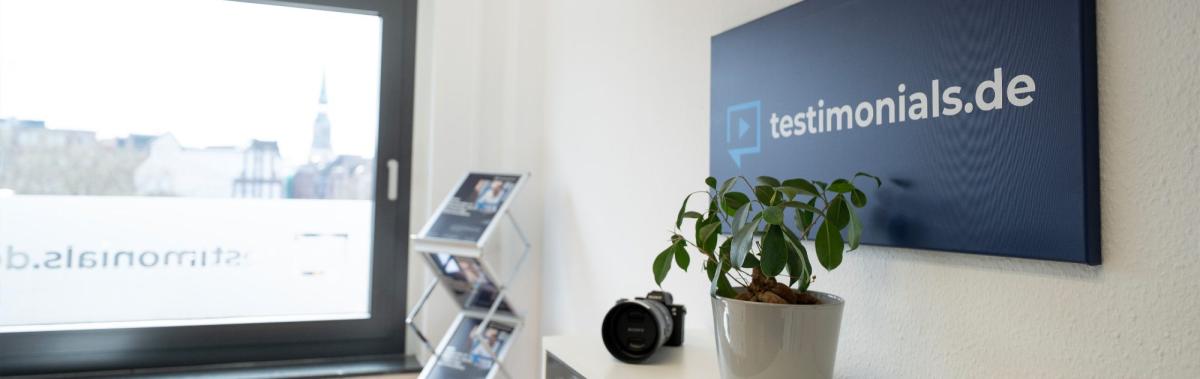 Büro von testimonials.de mit Kamera und Pflanzen, Kunden vor die Kamera holen