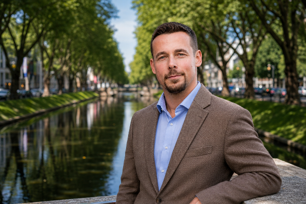 Ein Mann steht am Wasser und informiert über Energieverträge smart managen.