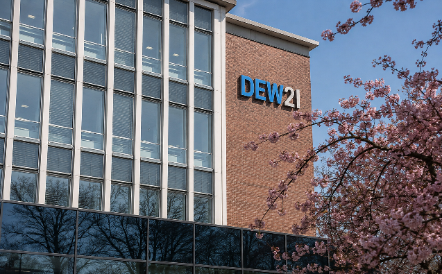 Außenansicht des DEW21 Gebäudes mit blühendem Baum, wichtig für Hausverwaltungen.