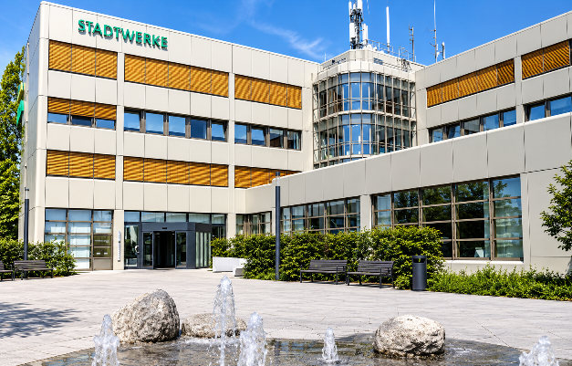 Aussenansicht des Gebäudes der Stadtwerke Solingen mit Brunnen.