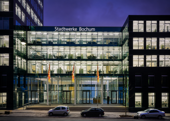 Aussenansicht des Stadtwerke Bochum Gebäudes bei Dämmerung.