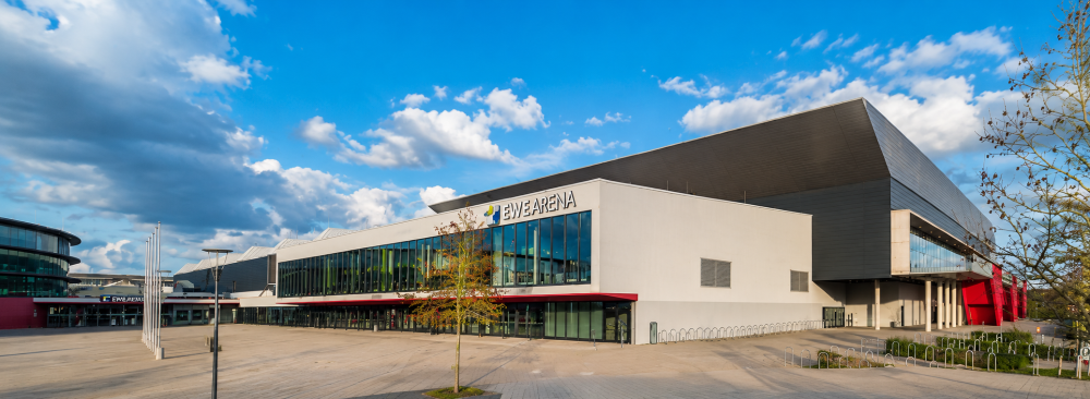 Neues Gebäude mit modernen Fenstern und Fassade für EWE für Hausverwaltungen.