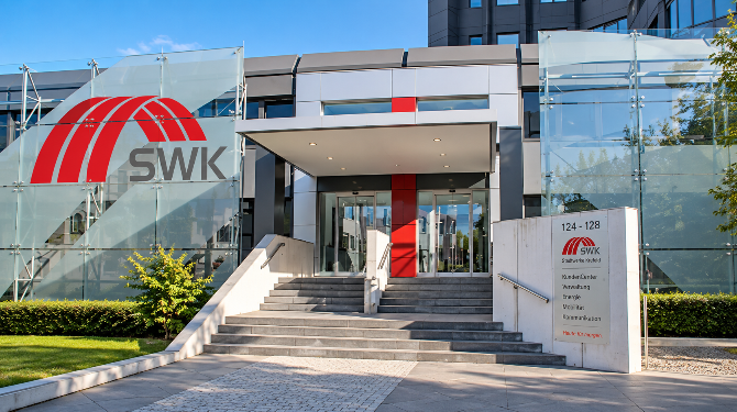 Der Eingang des SWK Energie Gebäudes in Krefeld.