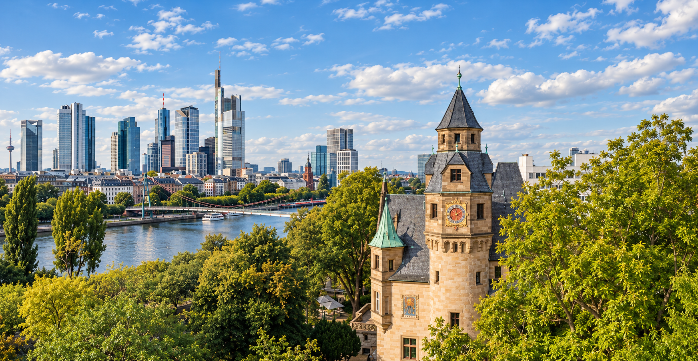 Blick auf Frankfurt am Main mit historischen Gebäuden und moderner Skyline zur Senkung der Energiekosten.