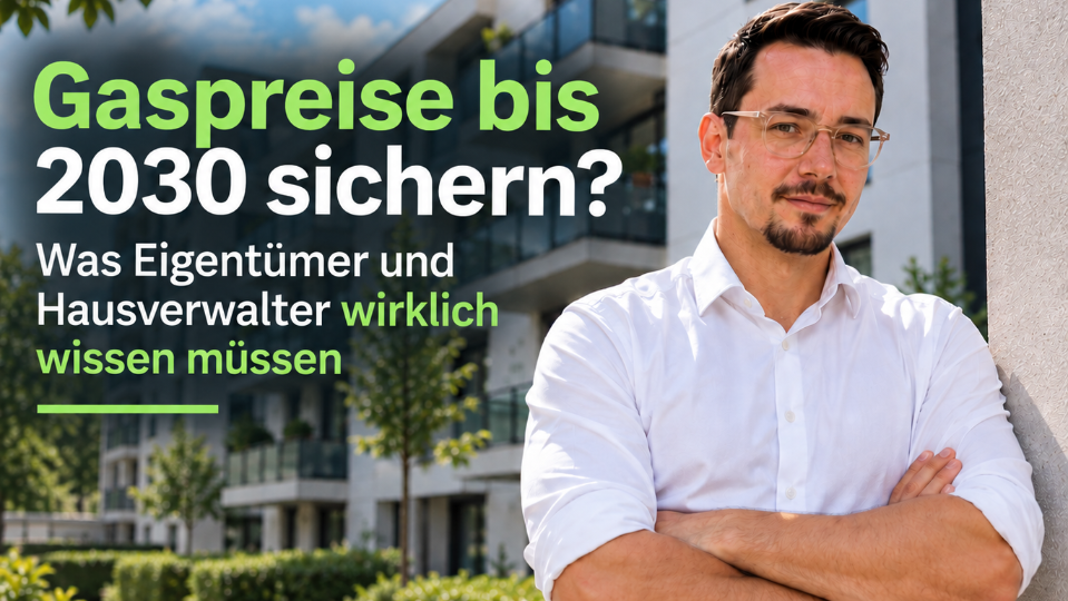 Ein Mann mit verschränkten Armen steht vor modernen Wohngebäuden und spricht über Gaspreise bis 2030.