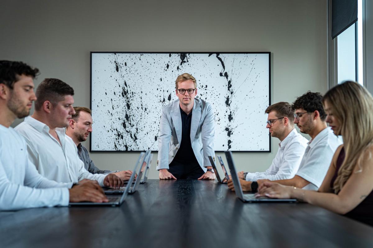 Besprechung zur Zusammenarbeit mit einer Marketing-Agentur in einem modernen Meetingraum.