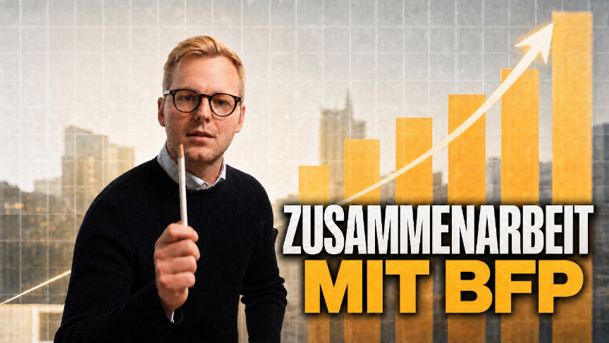 Ein Mann mit Stift zeigt auf einen Wachstumsgraphen zur Zusammenarbeit mit einer Marketing-Agentur.