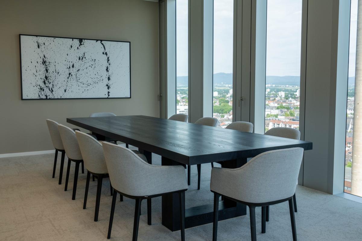 Moderner Besprechungsraum mit Blick auf die Stadt, ideal für Kaltakquise.