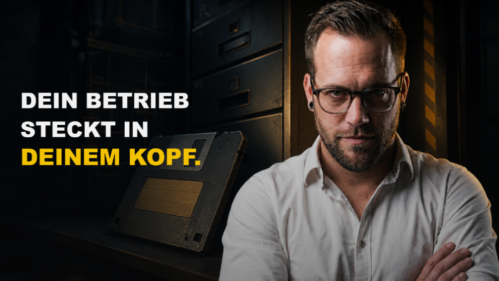 Mann mit Brille, der zeigt, dass sein Betrieb in seinem Kopf steckt.