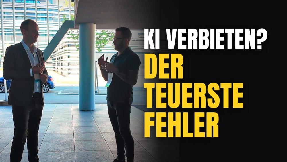 Zwei Menschen diskutieren über KI und Datenschutz in einem modernen Umfeld.